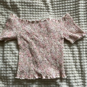 Sommar topp  - Jätte söt sommar topp från H&M, oanvänd!!   Storlek S Möts upp centralt i Stockholm 