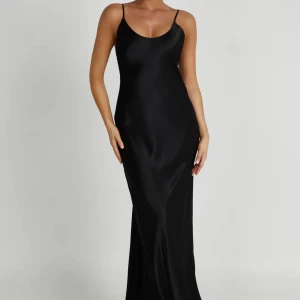 Maxiklänning från Meshki🖤 - Jättefin klänning från Meshki som jag säljer för att den tyvärr inte har kommit till användning☺️Rosetten bak är avtagbar 🎀 Nypris 209 AUD + ca 300kr frakt. 