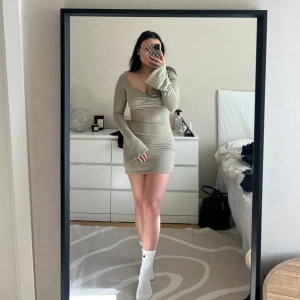 Klänning  - Grå/beige klänning från shein🩶 aldrig använd enbart testad