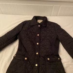 söt vår jacka  - nästan aldrig använd, jätte söt storlek S passar även xs. 