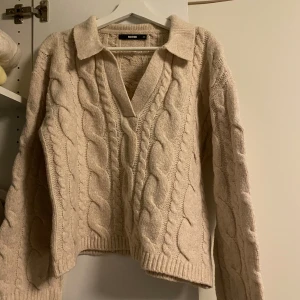 Stickad tröja - Stickad tröja i färgen beige från Bikbok. Storlek XS. Pris: 300kr 