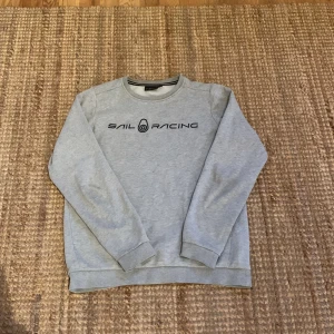 Sail racing sweater - Säljer denna sail racing tröja pga den är för liten. Använd en del, men väl omhändertagen. Skick: 8,5/10 Nypris:650kr