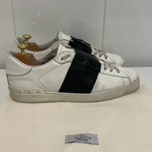 Valentino open - Hej! Säljer nu dessa super snygga valentinos open. Skorna är i fint skick 7/10(lite slitna i hälen) med skorna medföljer dustbag