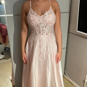 Balklänning  - Ljusrosa balklänning i storlek 38. Aldrig använd och nyköpt ifrån Jjshouse. Skriv för fler bilder. Nypris var 2400. Skriv för fler bilder!!💞