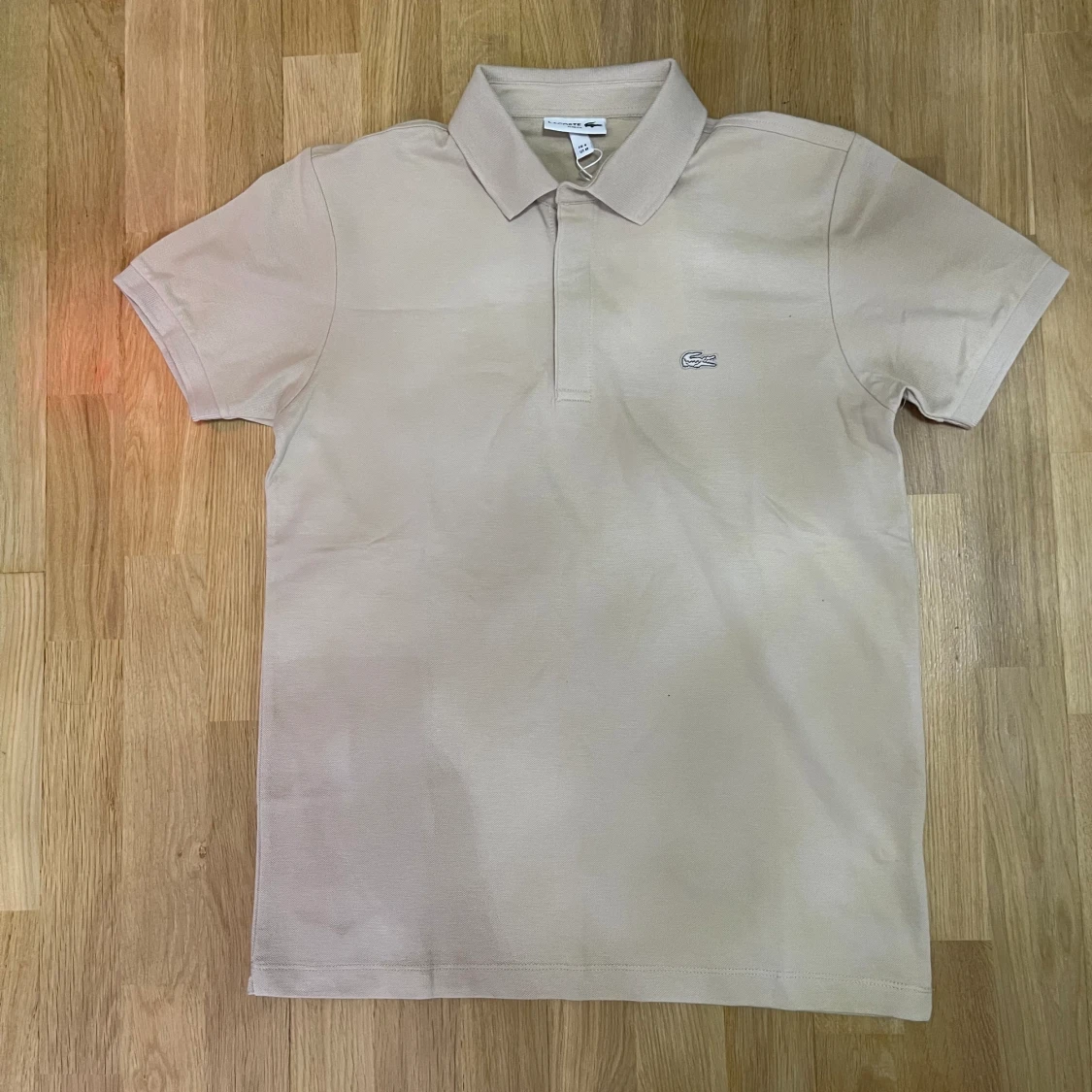 Krämvit Lacoste pikétröja 