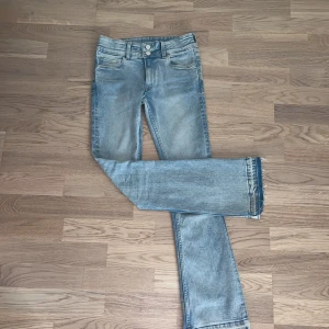 H&M barn jeans  - Säljer dessa super snygga jeans från H&M från deras barn avdelnings i storlek 158. Dom är uppsprättade men det ger dom en snygg detalj😍Säljer då dom inte kommer till användning då det blivit förkort💓Kontakta gärna för fler frågor 