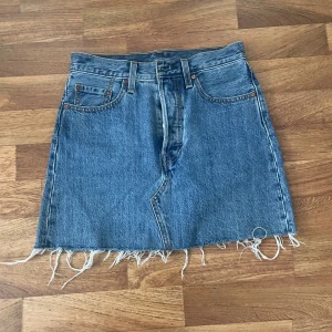 Levis kjol - Jeanskjol från Levis i storlek 25, superfint skick använd fåtal gånger