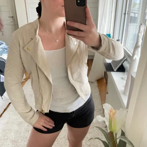 Jacka - Bikerjacka från Hm. Fint skick inte mycket använd. I mockaimitation. I stl 152.