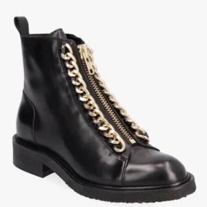 Billi B känga - Svarta kängor i skinn från Billi B, storlek 40, använda fåtal gånger av mig, inget att anmärka på i skick. Rymliga så det finns plats för varm sula eller tjocka strumpor i vinter. (Mina är mer matta i finish än på bilden )