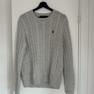 Stickad Ralph lauren tröja - Säljer denna sjukt snygga Ralph lauren tröja. Den är använd Max två gånger. Ingen Deflekt eller tecken på användning. Köpt för ca 2500. Storleken är M. Slim i passform. 