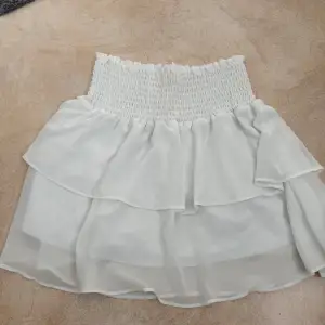 En fin vit kjol från Chelsea. Har använt den fåtal gånger och den är i fint skick. Köp nu för snabb affär🥰