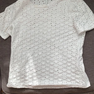 ZARA tröja  - Säljer denna super sköna och fina Zara tröjan då den tyvärr inte längre kommer till användning. Tröjan är i superbra skick och säljs inte längre på deras hemsida. 💕