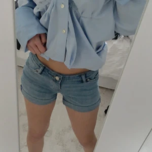 Shorts  - Jättesköna stretchiga jeansshorts💙 Perfekta till sommaren och endast använda tre gånger!🌼 Nypris: 249 kr