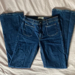 Jeans från mango - Snygga jeans från mango. Knappt använda, sitter jättefint och har assnygga fickor där fram. 