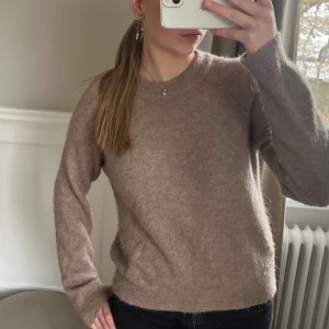 Stickad tröja - Beige stickad tröja i alpackaull från Zara. Väldigt bra material och mycket bra kvalitet och skick💕
