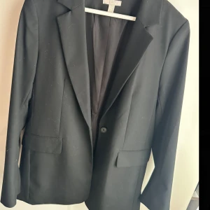 Kavaj  - Säljer den här fina kavajen som är från H&m. Använt fåtal gånger, är i jätte bra skick.