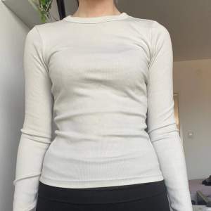 En långärmad tröja från Zara som är helt oanvänd. Tröjan är lite vit/ beige.