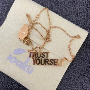 IOAKU Halsband - Säljer detta populära halsband från IOAKU. Halsbandet är i nyskick och aldrig använt. 💛