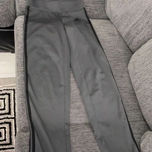 Adidas - Grå-svart,baggy,skönt material 