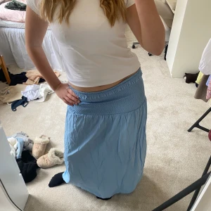 Maxikjol - Fin blå maxikjol från Bikbok, köpt för två år sen men nästan aldrig använd🥰