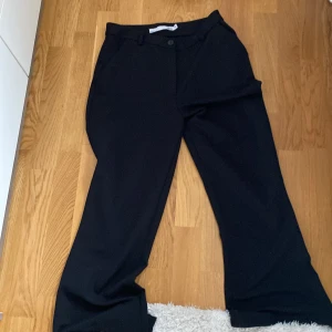 kostymbyxor lager 157💗 - kostymbyxor ”nellie” från lager 157 i storlek XS, i bra skick💕 Original pris: 200kr🫶