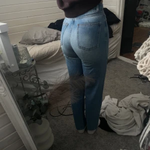 Blå jeans från nakd - Jeans från nakd x santa Cruz, nyskick, väldigt sköna i materialet, storlek 32