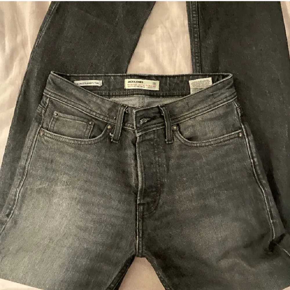 Jag säljer en slimfit Jack and jones, den är för liten på mig och har använt den få gånger. Skriv vid intresse (inte fast pris!). Jeans & Byxor.