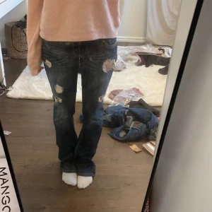 lågmidjade håliga jeans  - Jättefina lågmidjade jeans från gusse. Jättebekväma och bra kvalitet. Jag är 163 och dem passade mig jättebra i längden men var tyvärr lite för små i midjan på mig (bilderna är från förra ägaren) !kan gå ner i pris! 