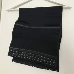 Väldigt ordentligt material, inte perfekt skick men gör det den ska väl!  Har 3 olika storlekar att hakas fast i.  Lining: 96% bomull 4% spandex Core: 100% latex  #shapewear #korsett #corset 