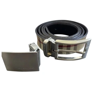 Burberry bälte 100cm - Köpt på vestair collective där jag fick äkthetskontroll så det är äkta.  Kostar ca 3000-4000kr nypris Lite lite slitage på innersidan.(inget som märks av)