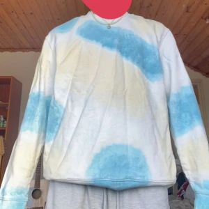 Cool COS Washed out sweater - Har använt denna några få gånger. Bra kvalite och skick, inget fel med den. För liten för mig