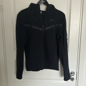 Nike tech (svart) - Svart nike tech fleece, gammal och ganska använd. Inga skador eller defekter.