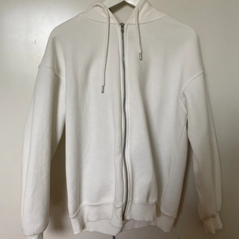 Jätteskön hoodie med dragkedja från Gina Tricot. Köpt för 400 kr och använd ca 3 gånger. Säljer för att den inte kommer till användning.🫶🏻. Tröjor & Koftor.