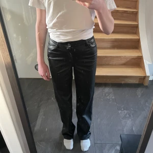 Zara skinnbyxor - Jag säljer mina zara kostymbyxor pågrund av att dom inte kommer till användning. Använda två gånger och ser helt nya ut. Passar perfekt i längden för mig som är 168. Skriv för fler bilder eller mått. 