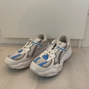Sneakers  - Sköna skor som tyvär inte kommer till användning💙