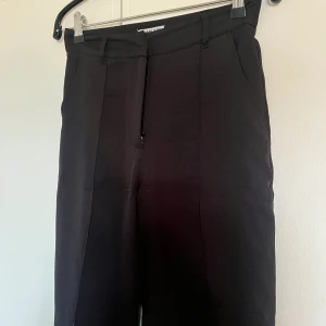 Svarta kostymbyxor  - Ett par svarta kostymbyxor från Madlady.  I stl 36, L26 (Petite modell).  Väldigt fint skick, ser ut som nya. 