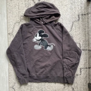 Number (n)ine mickey mouse hoodie - I super skick med inga defekter  Storlek 4 som morsvarar Large men passar även som en Medium  Skriv ifall du har några fler frågor!