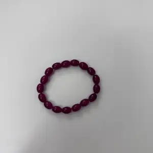 Ett elastiskt armband med fina lila pärlor!! Aldrig använt!! 