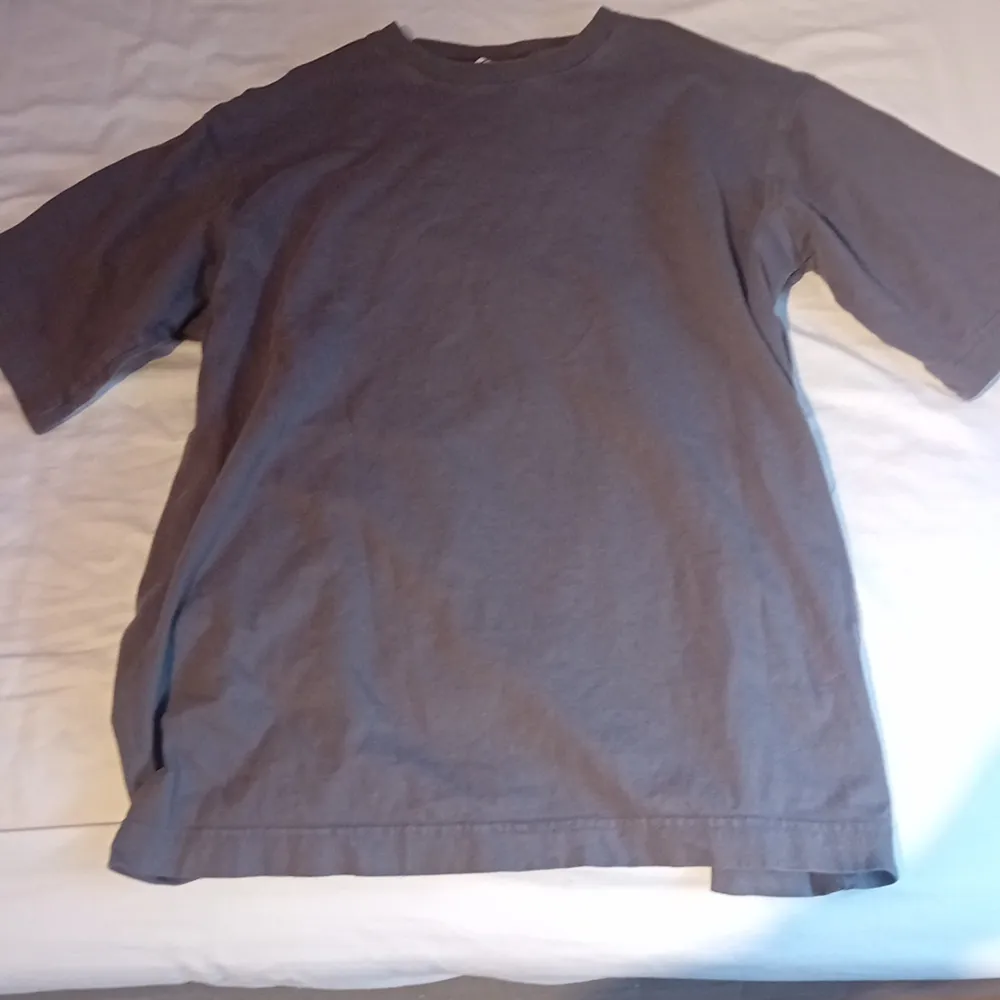 Oversized Grå T shirt utan tryck, Knappt använd 💖. T-shirts.