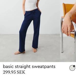 Marinblåa mjukisbyxor - Blåa mjukisbyxor från Gina tricot. Storlek XS (passar även S) i nyskick, använd ett fåtal gånger🥰