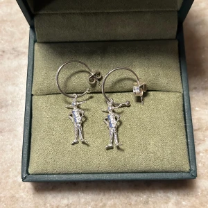 Maria Nilsdotter örhängen  - Örhängen från Maria Nilsdotter ur deras ”Pippi Långstrump” kollektion. Endast använda 2 gånger - som nya i skicket! Nypris över 2000/styck, jag säljer båda för 2200! 