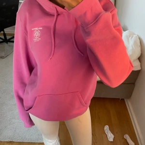 Hoodie  - Tvär snygg och mysig rosa hoodie, inga defekter, använt ytterst få antal gånger, perfekt färgklick nu till sommaren☀️🥰