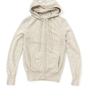 Soft Goat Hoodie  - Soft Goat cashmere Zip Hoodie, storlek S, Natural Sand, beige melerad, 100% cashmere, inköpt april 2023, från @softgoatcashmere för 2495kr, använd 2-3 ggr, nyskick, tvättad med eko tvättmedel, katt i hemmet, rökfritt hem. Skriv om du har frågor 🤍