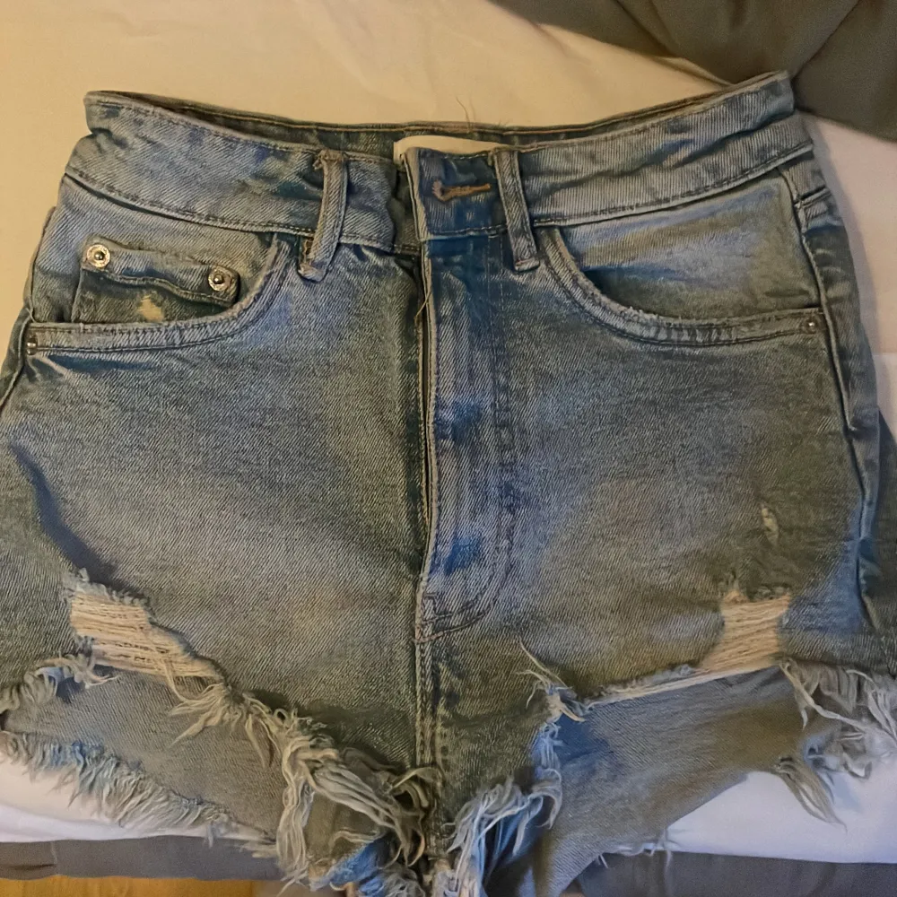 Super fina jeansshorts från zara  storlek 32 , medelhög i midjan. I bra skick  🙌🏼💕. Shorts.