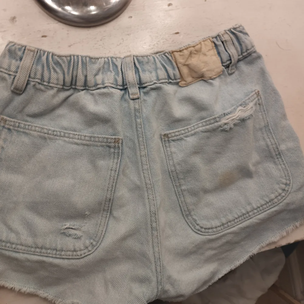 Dessa assnygga shorts från zara💞 Liten gul fläck på bakfickan som redan fanns där när jag köpte den 💗💗. Shorts.