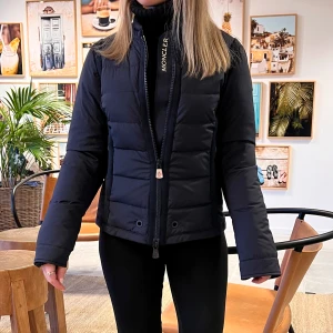 MONCLER JACKA - Tunn dunjacka från Moncler. Använd ett fåtal gånger, som ny. 