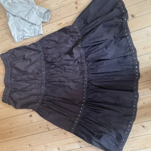 Snygg långkjol! - Jättefin långkjol från Only! Fina detaljer med paljetter.