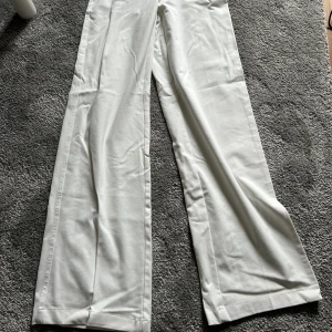 Vita kostymbyxor  - Fina kostymbyxor i storlek 32