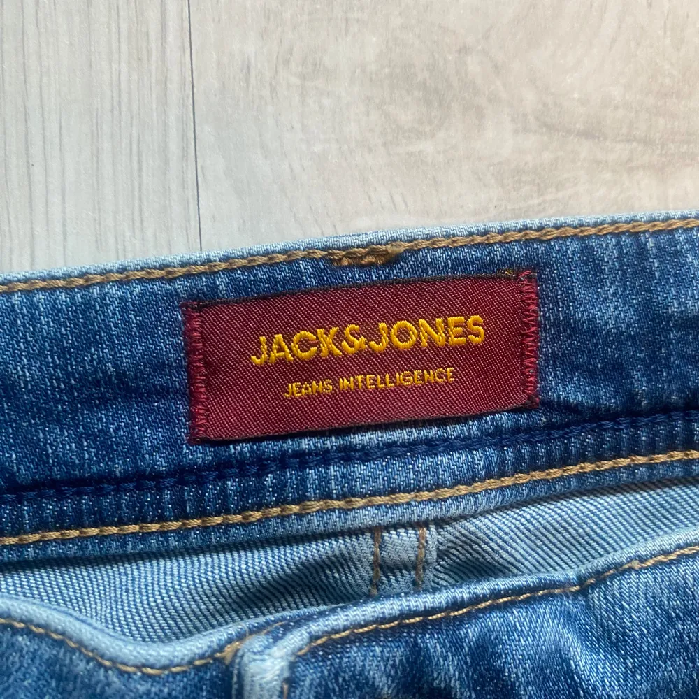 Jack & Jones jeans som är använda. Revorna är design. Jeans & Byxor.
