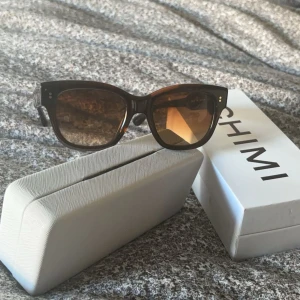 Chimi 07 - Jättefina och populära Chimi 07 i brunt. Fodral, box och putsduk fås med! Använda fåtal gånger. Skriv för fler bilder/funderingar🙏🏽